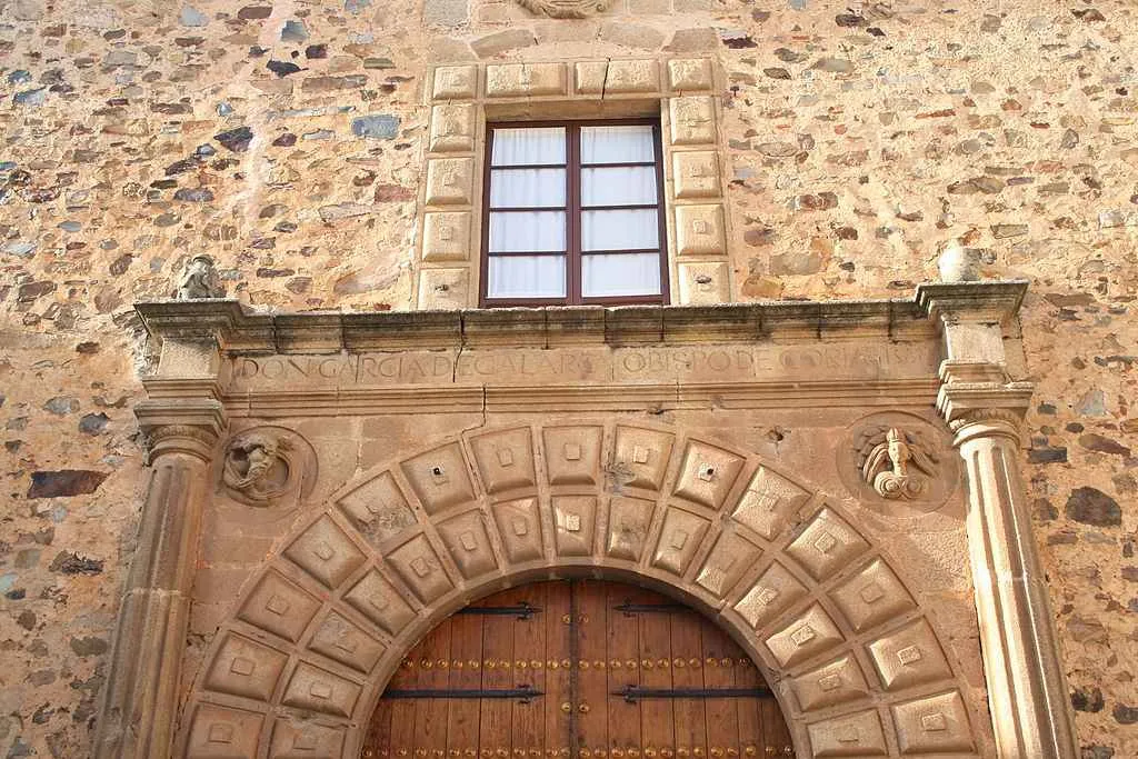 fachada delantera del palacio episcopal