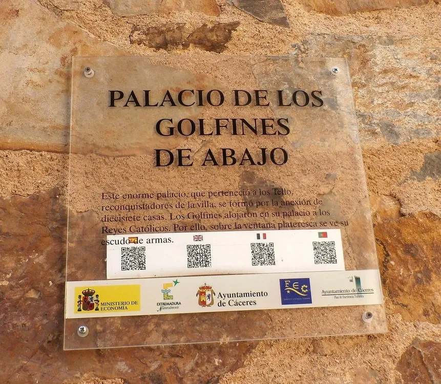 placa del ayuntamiento de caceres en el palacio de los golfines