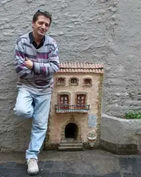 alfonso yuste, creador de la casa de los gatos en valencia