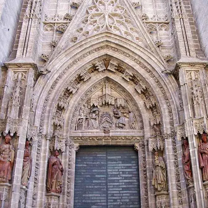 puerta san miguel en la catedra lde sevilla