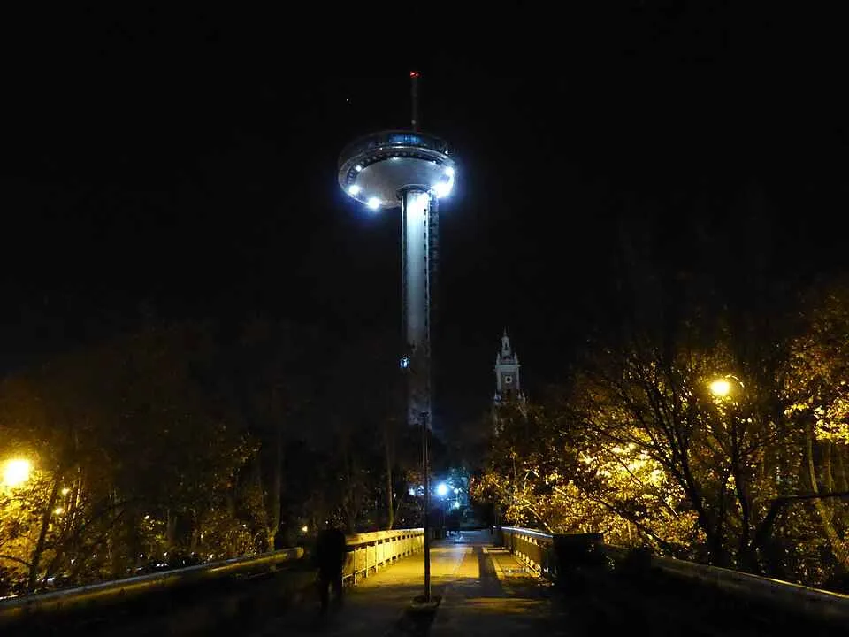 el flaro de moncloa de noche