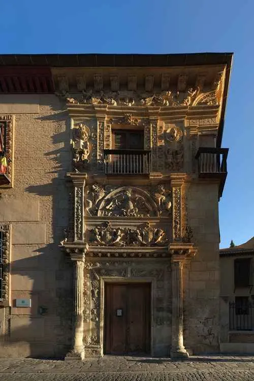 Fachada-amanecer-Casa-de-Castril-Museo-Arqueologico-Granada-Espana