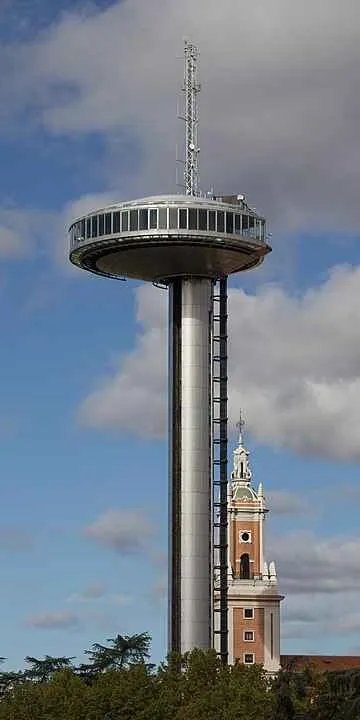 vista completa del faro de moncloa