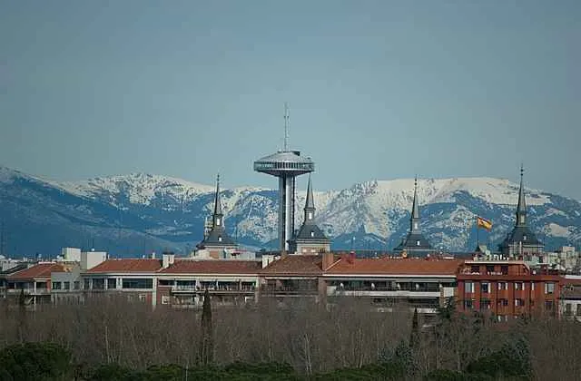 vista desde la catedral Almudena al faro de moncloa