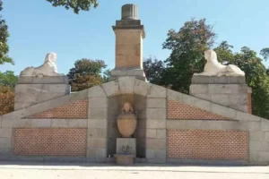 fuente egipcia de las esfinge en el parque del retiro madrid