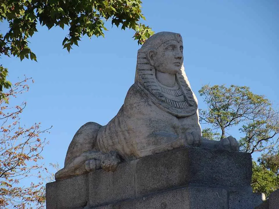 esfinge en el parque del retiro