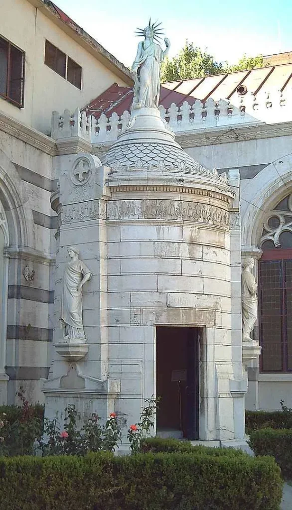 Mausoleo_de-los-hombres-ilustres_libertas-Madrid