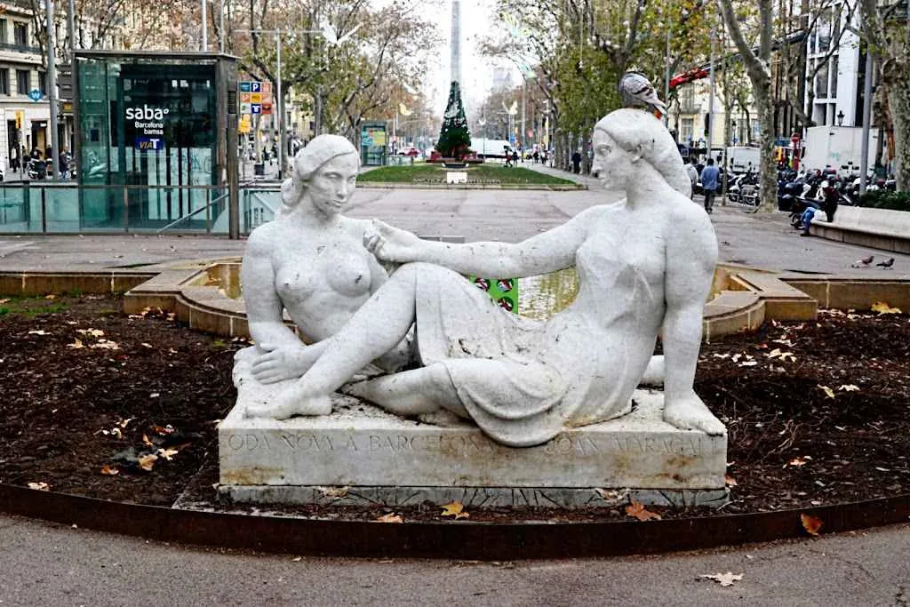 escultura de dos mujeres en barcelona
