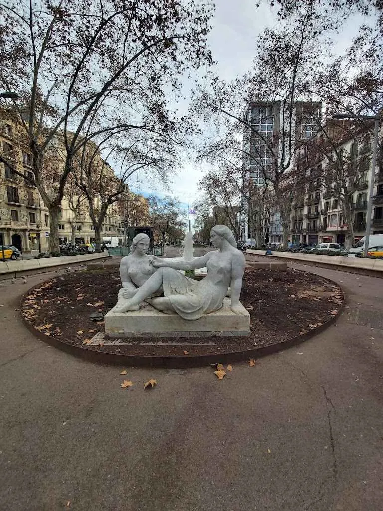 escultura oda nova a barcelona en otoño