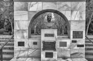 monumento a eva duarte de peron en madrid