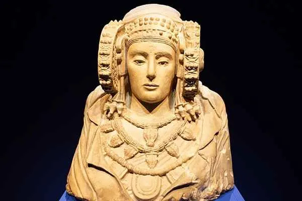 la dama de elche en el museo arqueologico de madrid