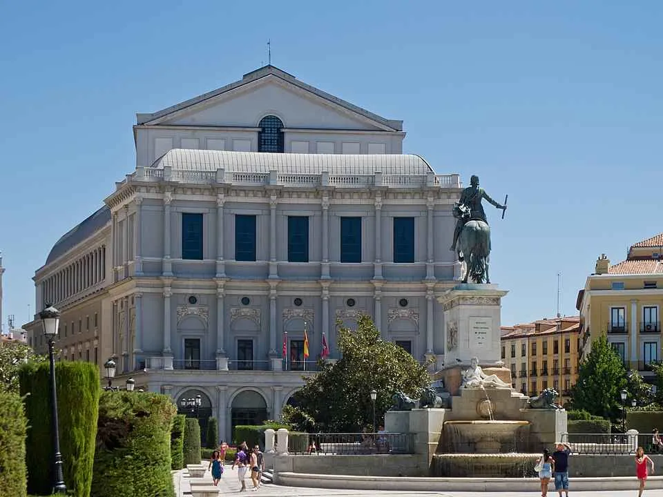 fachada principal del teatro real de madrid