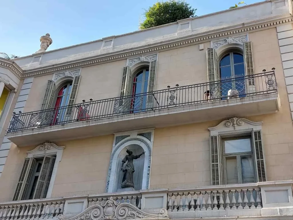 edificio de la Numismática Calicó con la estadua del angel san miguel