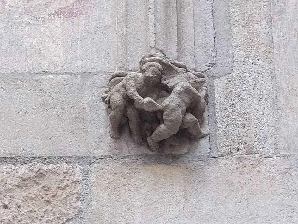 escultura de la edad media Querubín sodomizando a un Putto