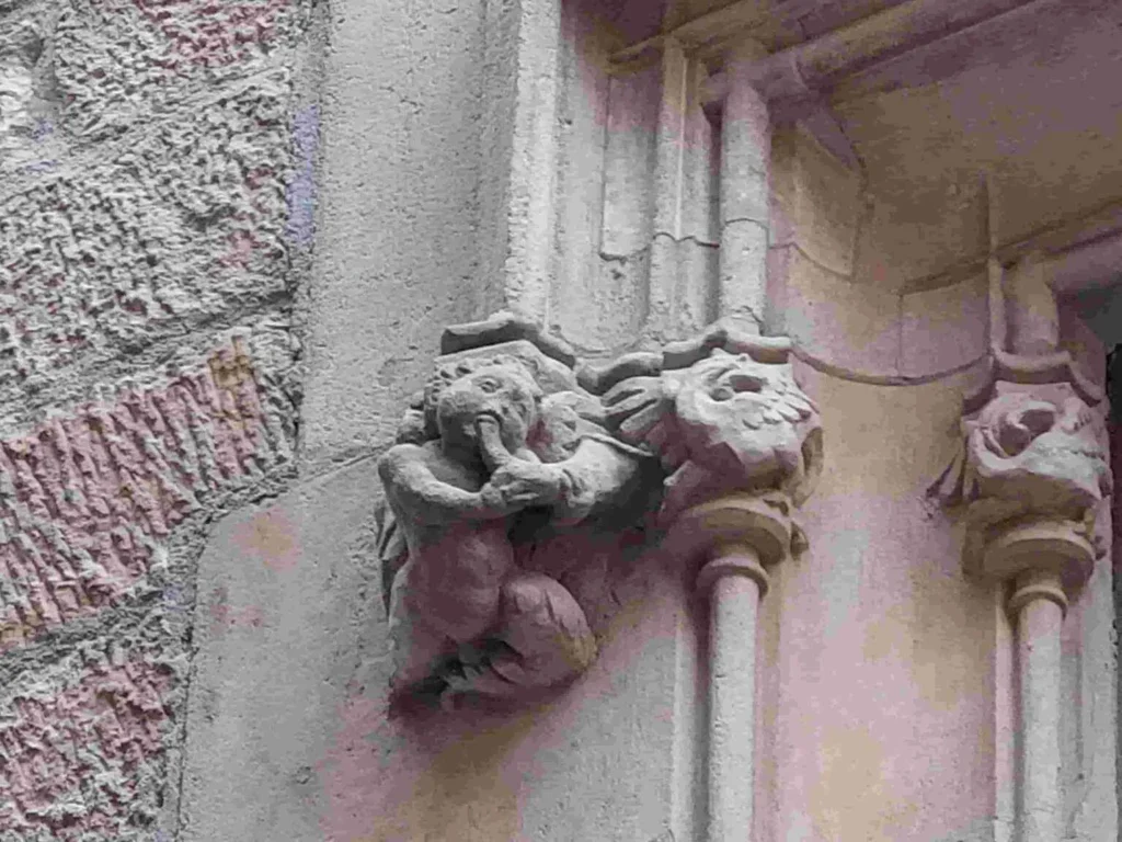 escultura de la edad media de un angel haciendo una felacion