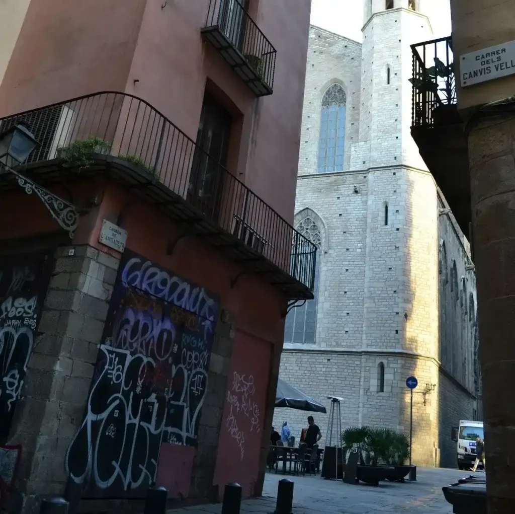 vista de la basilica de santa maria del mar desde la calle anisadeta