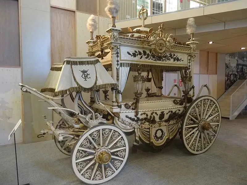 mueso de carruajes funerarios en barcelona carroza blanca