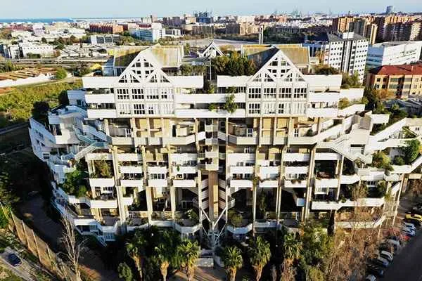 edificio brutalista en valencia españa