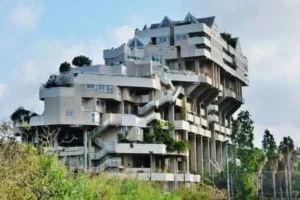 vista lateral de espai verd en valencia - edificio brutalista