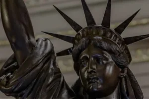 Estatua de la libertad en la biblioteca arus de barcelona
