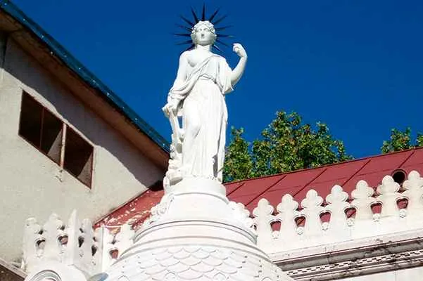 libertas diosa romana o estatua de la libertad en madrid
