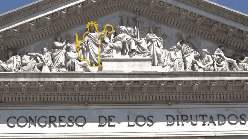 señalando la estatua de la libertad en el friso del congreso de diputados