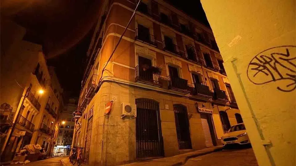 vista nocturna de la casa maldita de malasaña