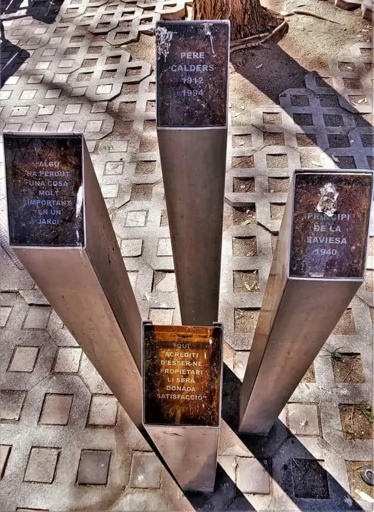 Memorial a Pere Calders en forma de monolitos