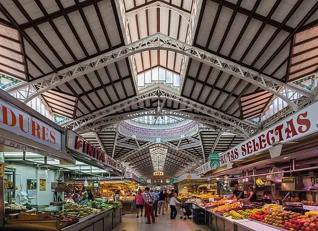 pasillo interior del mercado central de valencia