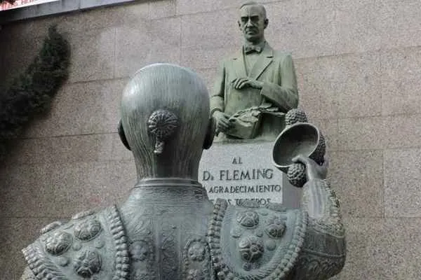monumento dedicado a fleming por parte de toreros españoles