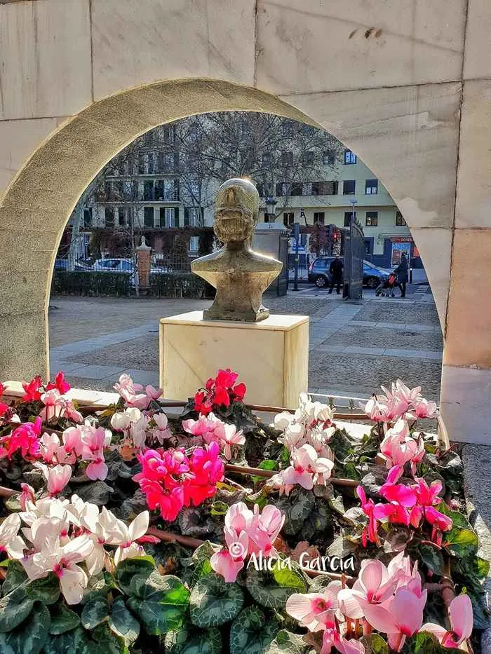 estatua de evita peron en madrid vista desde atras