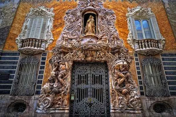 puerta principal del palacio del marquez de dos aguas