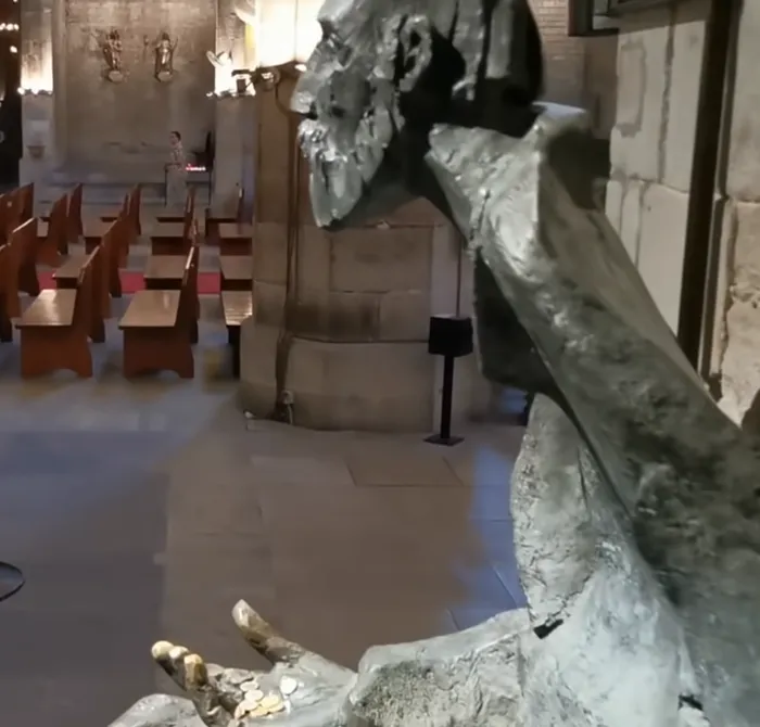 estatua de loyola el mendigo en barcelona con unas monedas en la mano