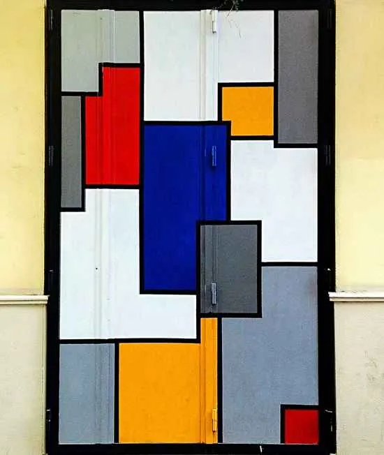 UNA ADAPTACIÓN DE LA SERIE COMPOSICIÓN DE PIET MONDRIAN PINTADA SOBRE UNA VENTANA