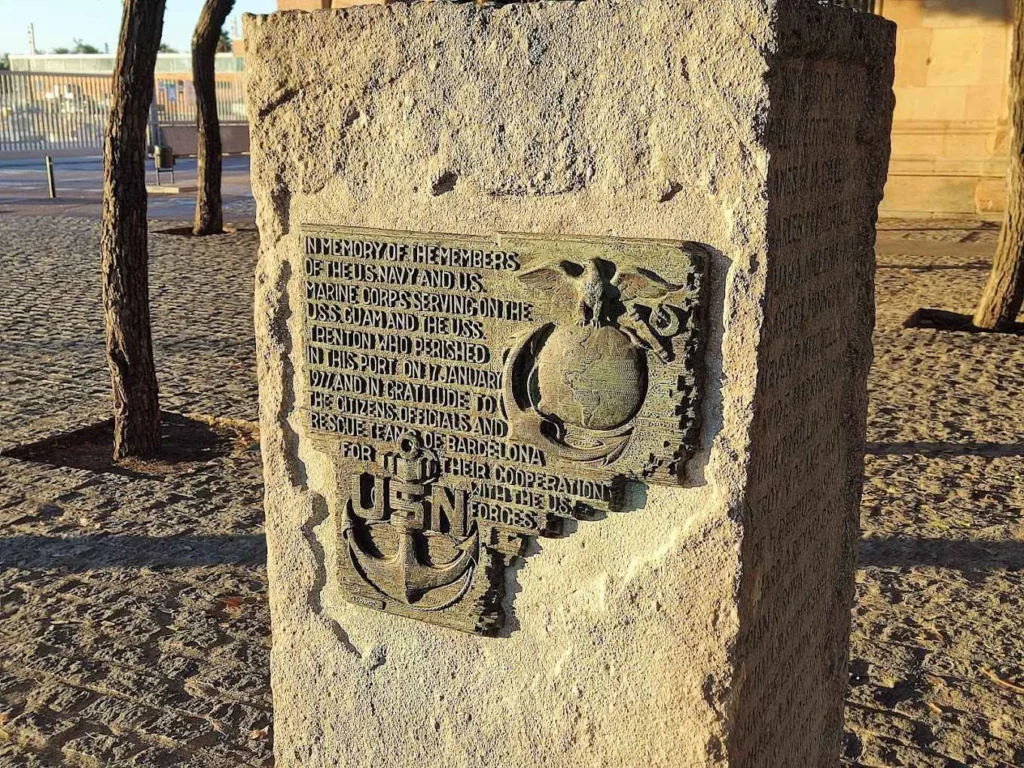 monolito memorial a los marines americanos en barcelona