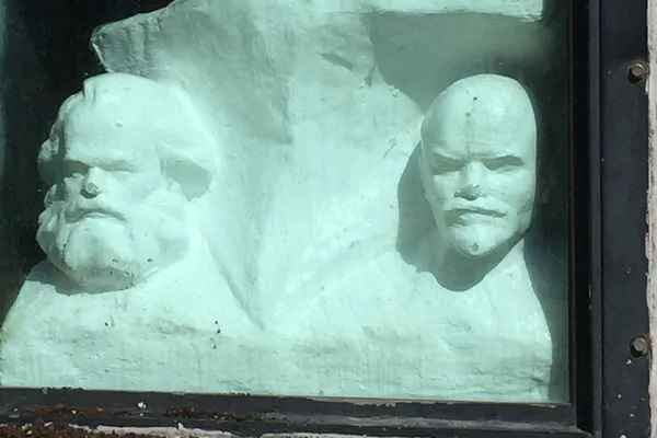 Monumento a Lenin y Carlos Marx en españa bilbao