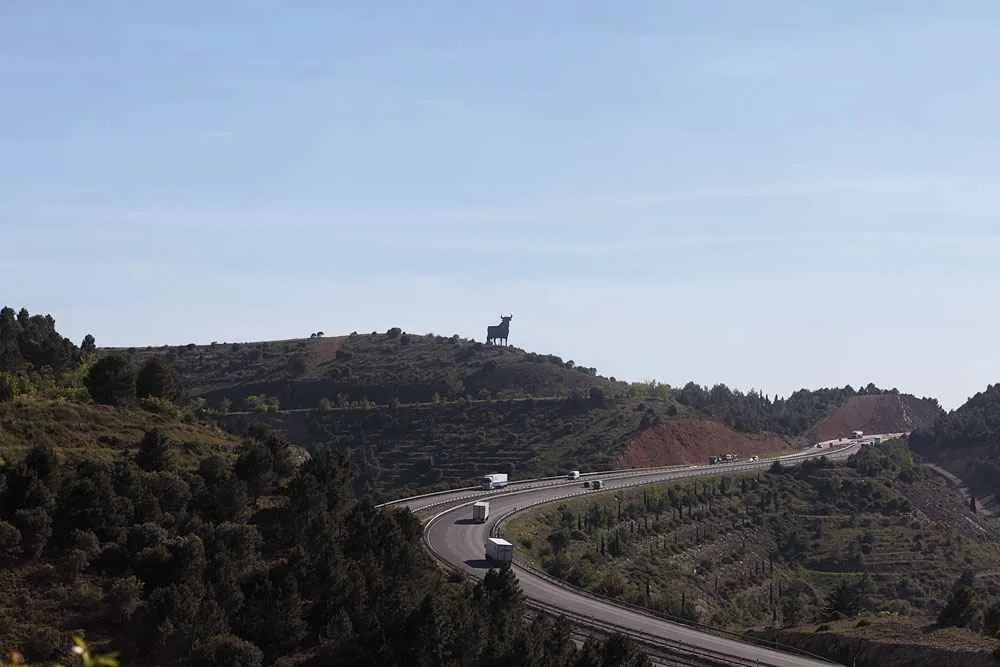 toro de osborne en una colina