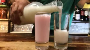 bartender sirviendo leche de pantera rosa
