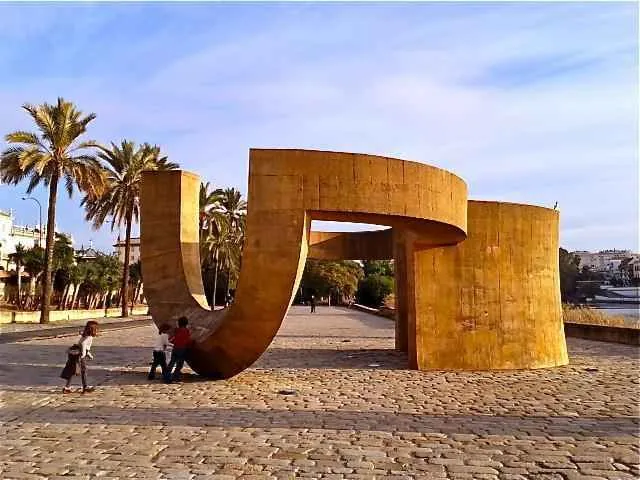 niños jugando en el monumento a la tolerancia de sevilla