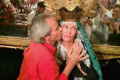 Uma Thurman vestida de la virgend la dolorosa en el bar garlochi de sevilla