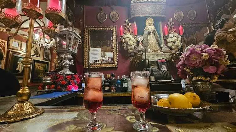 par de copas con el coctel sangre de cristo en el bar garlochi