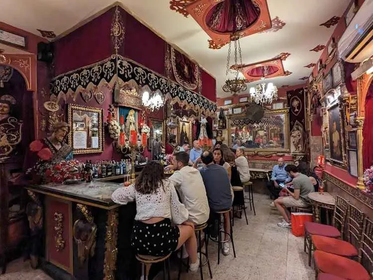 clientes en la barra del garlochi