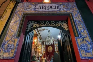 bar garlochi con estilo iglesia catolica en sevilla