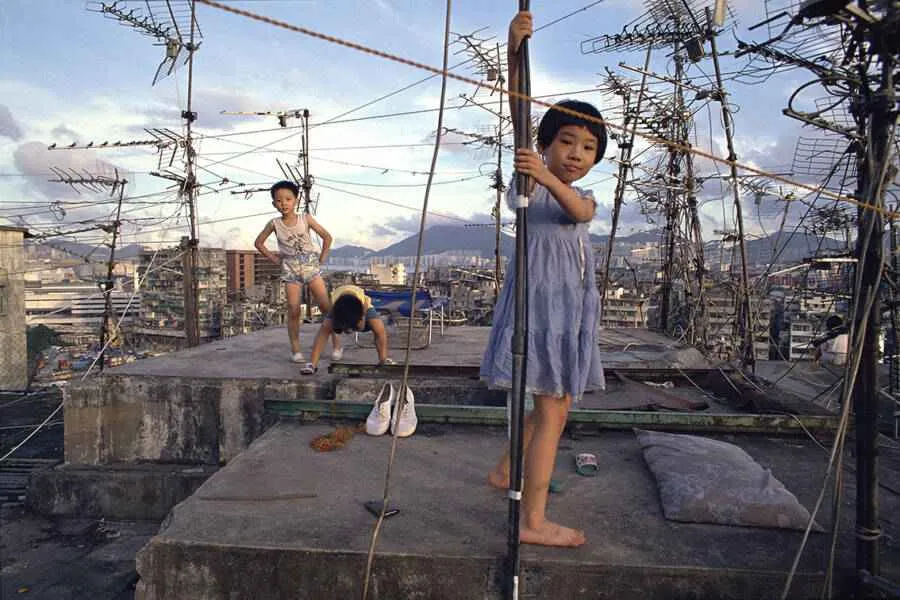 Niños jugando en un tejado de kowloon
