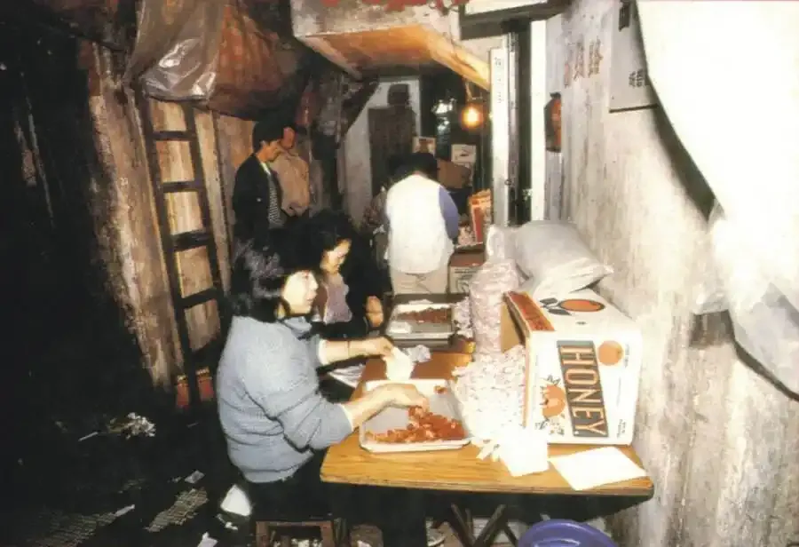 Mujeres elaborando comida en la ciudad amurallada de Kowloon. El enclave era conocido por su producción de alimentos, así como por su fabricación de plásticos y textiles