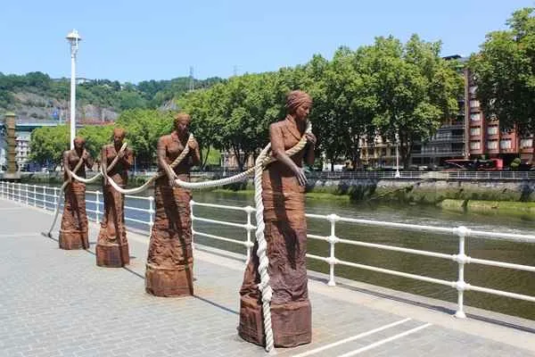 conjunto de estatuas de las sirgueras en la Ria de Bilbao