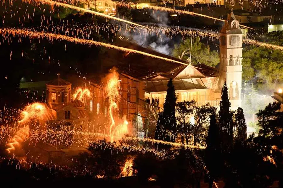 iglesia siendo atacada por cohetes en una tradicion de la pascua griega