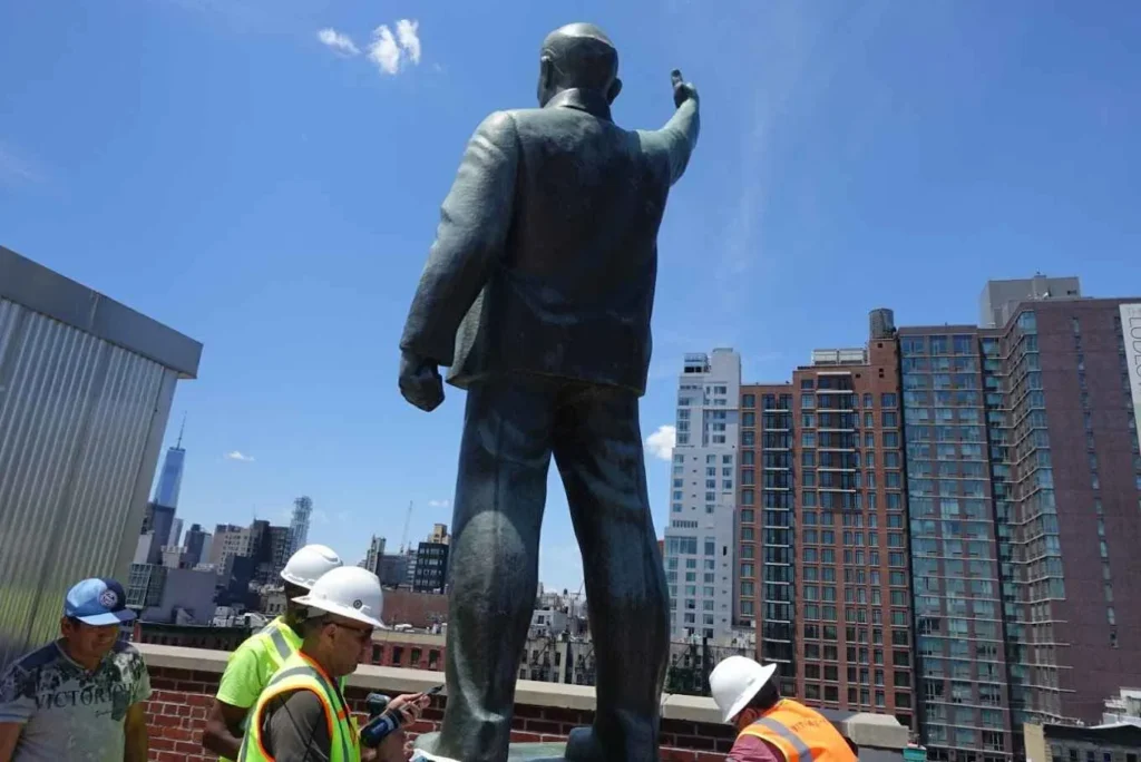 Estatua de Lenin siendo reinstalada en su nueva ubicacion 178 Norfolk Street.