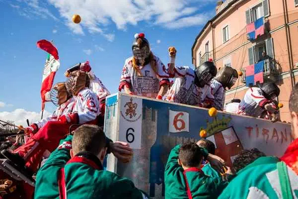batalla de las naranjas en el carnaval de ivrea