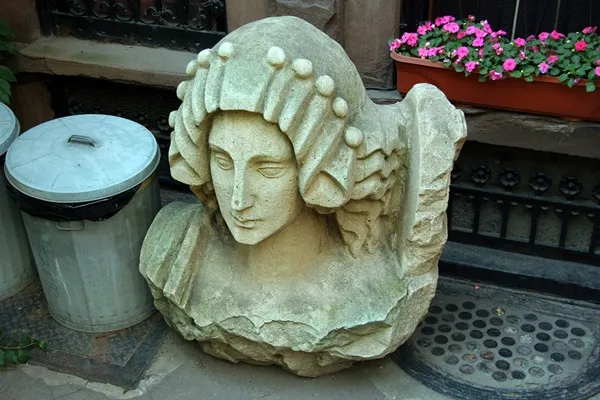 cabeza de diosa griega en manhattan